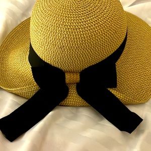 Worn once beautiful beach hat